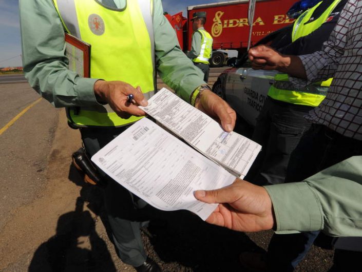 GUARDIAS CIVILES EN UNA JORNADA DIARIA DE TRABAJO / UN GUARDIA CIVIL PONE UNA MULTA