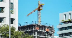 ¿Cuándo es obligatorio el seguro decenal para promotoras y constructoras?